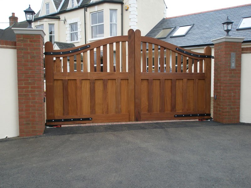 Bow-Top-Gates-Fitted-house
